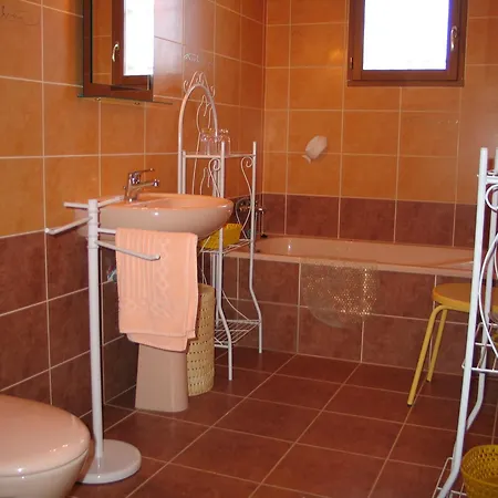 Apartment La Bastide De La Peyroliere Avec Piscine Et Tennis Face Au Luberon Apt